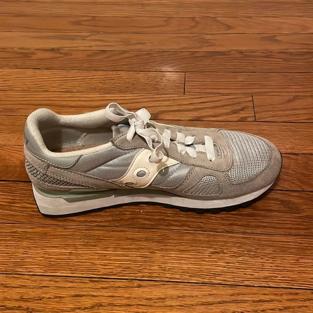 Saucony Shadow running sneakers. VGC. Men’s size 7.